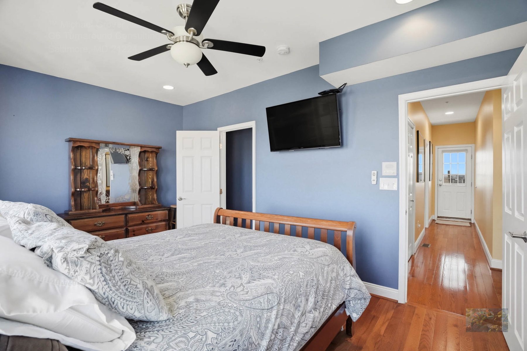 Third bedroom with wall-mounted TV